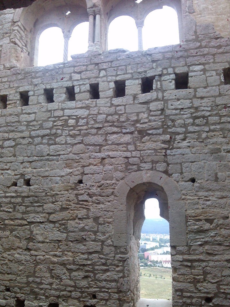 Das Innere des Wohnturmes der Lobdeburg mit den schönen romanischen Doppelfenstern
